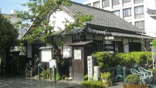 正宗寺の境内に模造の住宅です。