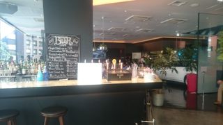 ベンツのショールーム2階にあります