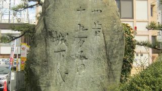 松山駅前に石碑があります。