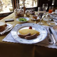 中庭を眺めながらの朝食