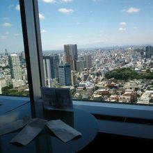窓側の席から都心を望む