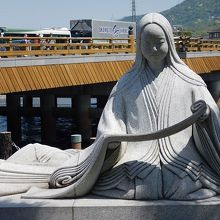 入り口にある紫式部像