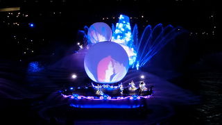 夜のハーバーで繰り広げられる“ファンタズミック！”