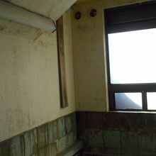 壁に湯もみ板が掛けてあるけど重くて持てないです