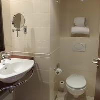 トイレとバスタブは一緒、ちょっと狭い