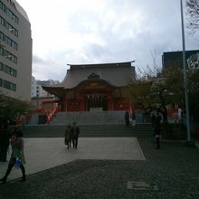 朱色の社殿は立派です