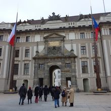 西の門から入り、このマティアス門を通って中庭に入ります