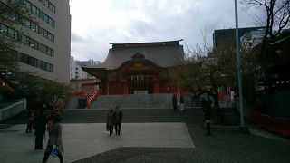 ビルに囲まれた空間にある神社
