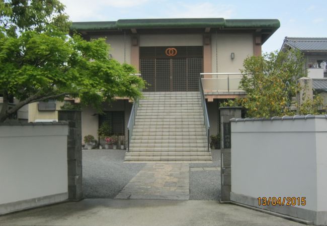 松山城址の西に位置しています。