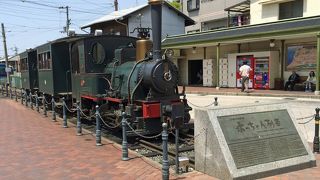 松山市内の路面を走る坊っちゃん電車