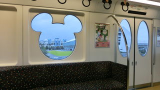 ランドの正面に位置する“東京ディズニーランド・ステーション駅”