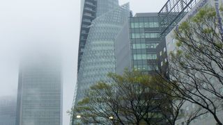 独特な外観のビル