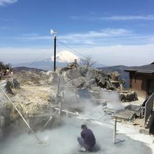 黒卵をゆでています