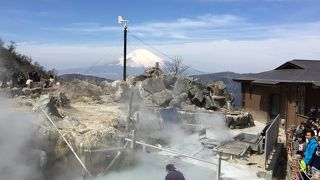 噴煙が上がっていて硫黄の臭いがします