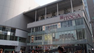 有楽町の貴重なグルメビル。オフィスビル・有楽町マルイなどの複合施設です。