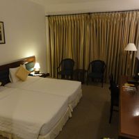 カーテンの外は中庭というか、囲み配置の内側。