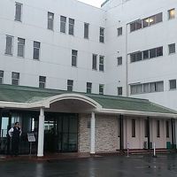 正面玄関です。駐車場は坂の途中にあります