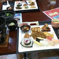 夕食バイキング、にぎり寿司・伊勢うどんもあります。