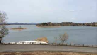 面積広大な人造湖。キャンプ場もあり、釣りもできる。