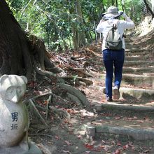 男坂はかなりきつい階段が続く。