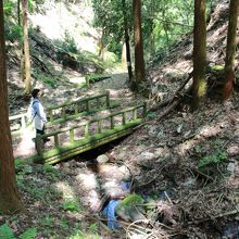 桜坂からの下り道は、小川を縫うように進んでいく。当然橋も多い