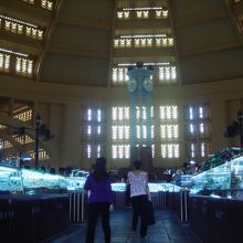 中央ドーム内部の貴金属店