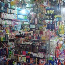 化粧品売場が連なる一角にて