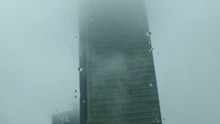 高層階は雨もやの中