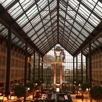 中庭のように存在するレストランがあるエリア。