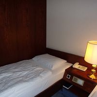 ベッドは普通のシングルで離れています。