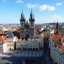 時計塔から見下ろした広場とティーン教会