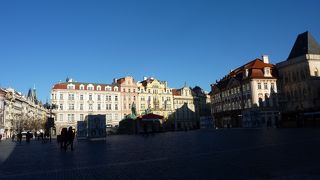 ヤンフス像を中央に配し、旧市庁舎や教会に囲まれた商業の中心地としてチェコの歴史に関わってきた広場