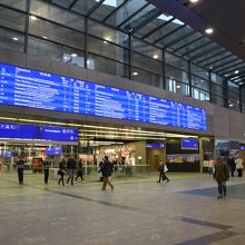 ウィーン中央駅の近代的な電光掲示板