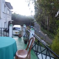 前の道は、夜は真っ暗なので、懐中電灯があった方が良いかも