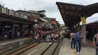 平渓線の真ん中に位置する駅
