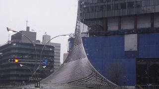 うず巻き状のモニュメント