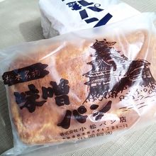 代表格の『味噌パン』と『牛乳パン』