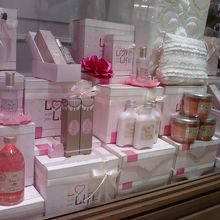 ピンクやレースなグッズが多いです。