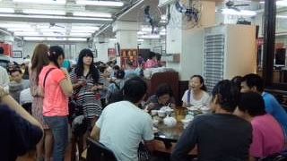 日本語はもちろん、英語も通じません。。