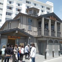 左側は観光案内所。その右側がチケット売り場。