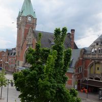 部屋から駅を眺める