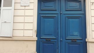 モンマルトルの通り沿いの家