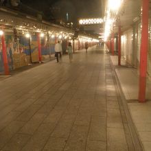 夜の仲見世通り