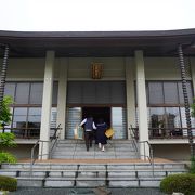 初代掛川藩主となった松平定勝の長男、定友の菩提を弔うために創建された寺