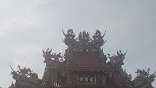 三層の屋根が美しい