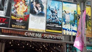 劇場は小さめですが。