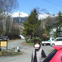 宿の前で残雪の乗鞍岳を望む