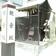 坂の上の方には小さな社がありました。