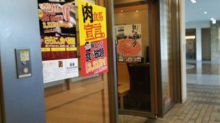 ランチタイムはカフェテリア