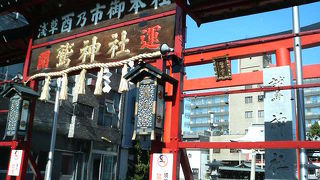 祭りの時期じゃなくても熊手が飾ってあります